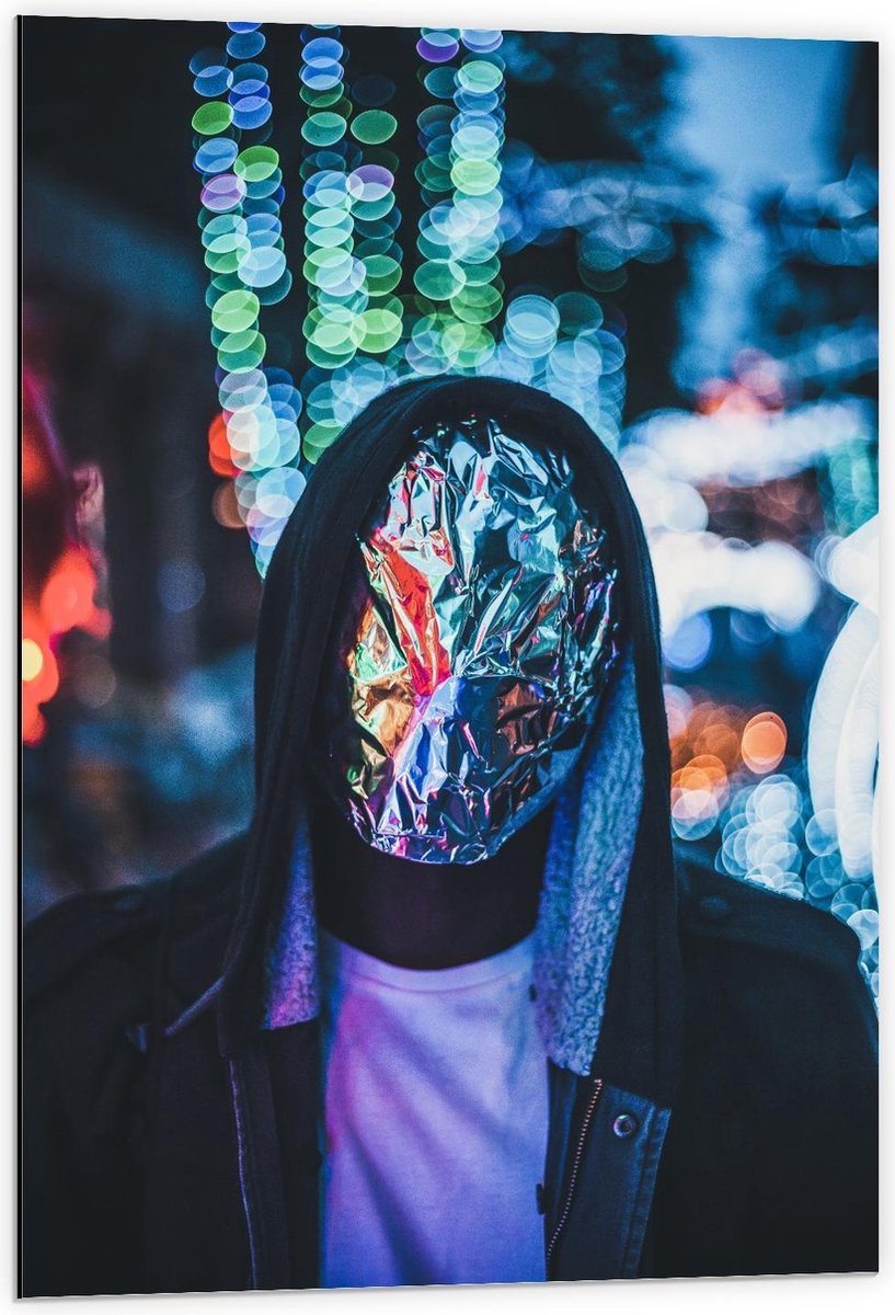 Dibond - Man met Capuchon en Folie over zijn Hoofd - 60x90cm Foto op Aluminium (Wanddecoratie van metaal)