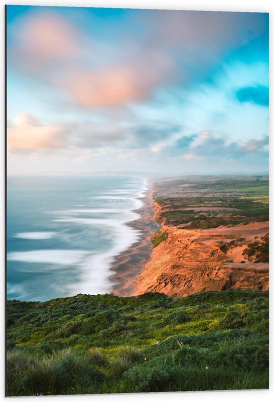 Dibond - Landschap van Bergen aan de Zee  - 60x90cm Foto op Aluminium (Wanddecoratie van metaal)