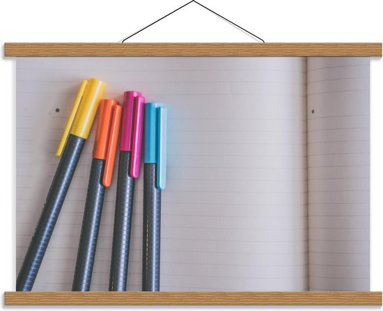 Schoolplaat – Geel/Oranje/Roze/Blauwe Pen - 60x40cm Foto op Textielposter (Wanddecoratie op Schoolplaat)