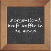 Wijsheden op krijtbord tegel over Werk met spreuk :Morgenstond heeft koffie in de mond