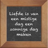 Wijsheden op krijtbord tegel over Liefde met spreuk :Liefde is van een mistige dag een zonnige dag maken