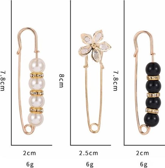 Gouden broche met vijf witte parels en gouden details, bloemenbroche met kristal, en gouden broche met zwarte parels.