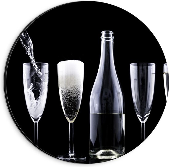Dibond Wandcirkel - Champagne Glazen en Flessen op Zwarte Achtergrond  - 20x20cm Foto op Aluminium Wandcirkel (met ophangsysteem)