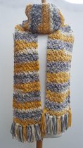 Handgemaakte warme lange sjaal in okergeel, wit, grijs met franjes gehaakt