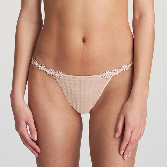 Nude string met bloemenrand en ruitjespatroon op de voorkant.