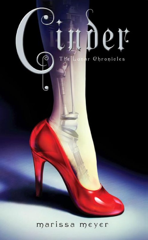 Boekcover Cinder: rode hoge hak schoen met mechanische prothesedij. Titel 'Cinder The Lunar Chronicles' door Marissa Meyer.