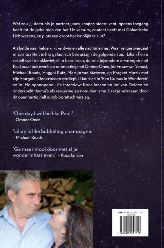 Een close-up van een stel; de vrouw leunt haar hoofd op de schouder van de man, die haar met een zachte glimlach aankijkt. Op de achtergrond is de tekst van de boekomslag zichtbaar met de titel 'Liefde kijkt naar liefde'.