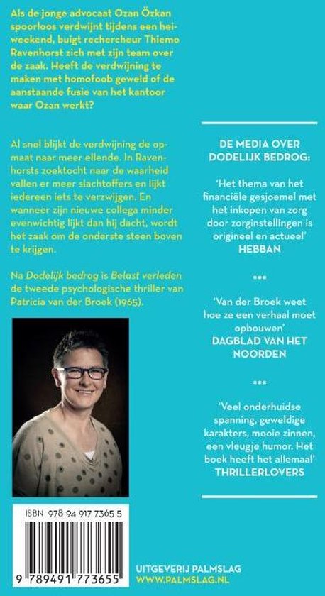Achterkant boek 'Belast Verleden' met foto van auteur Patricia van der Broek en recensies.