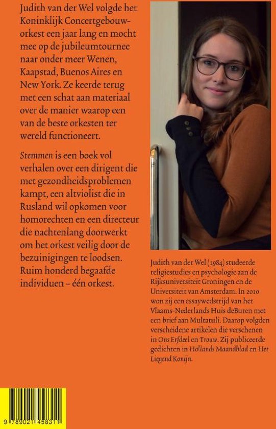 Achterkant boek 'Stemmen', met tekst en een foto van Judith van der Wel.