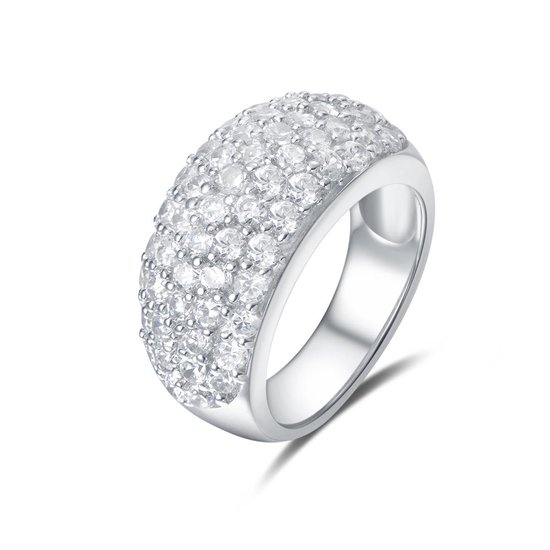 Bague argentée ornée de cristaux de zircone transparents sur fond blanc.