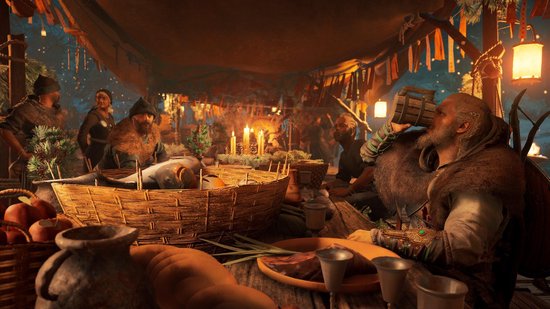 Vikingen aan een tafel die drinken en eten bij kaarslicht.