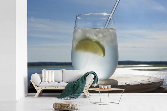 Papier peint photo vinyle - Un Gin tonic à la mer bleue largeur 360 cm x hauteur 240 cm - Tirage photo sur papier peint (disponible en 7 tailles)
