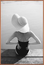 JUNIQE - Poster met kunststof lijst Beach Girl -30x45 /Grijs & Wit