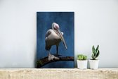 Canvas Schilderij Portret van een roze pelikaan op een tak - 20x30 cm - Wanddecoratie