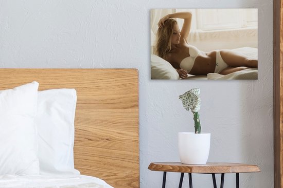 Femme en lingerie sur toile de lit 30x20 cm - petit - Tirage photo sur toile (Décoration murale salon / chambre)