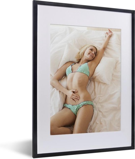 Fotolijst incl. Poster - Vrouw die in een gekleurde bikini op bed ligt - 30x40 cm - Posterlijst