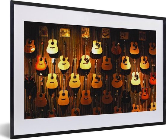Photo en cadre - De nombreuses guitares acoustiques sont accrochées à un cadre photo mural noir avec passe-partout blanc 60x40 cm - Affiche sous cadre (Décoration murale salon / chambre)
