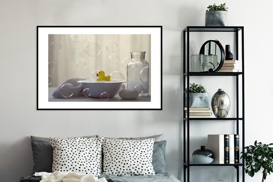 Canard de Bain dans un plat avec cadre photo à l'eau savonneuse noir avec passe-partout blanc 80x120