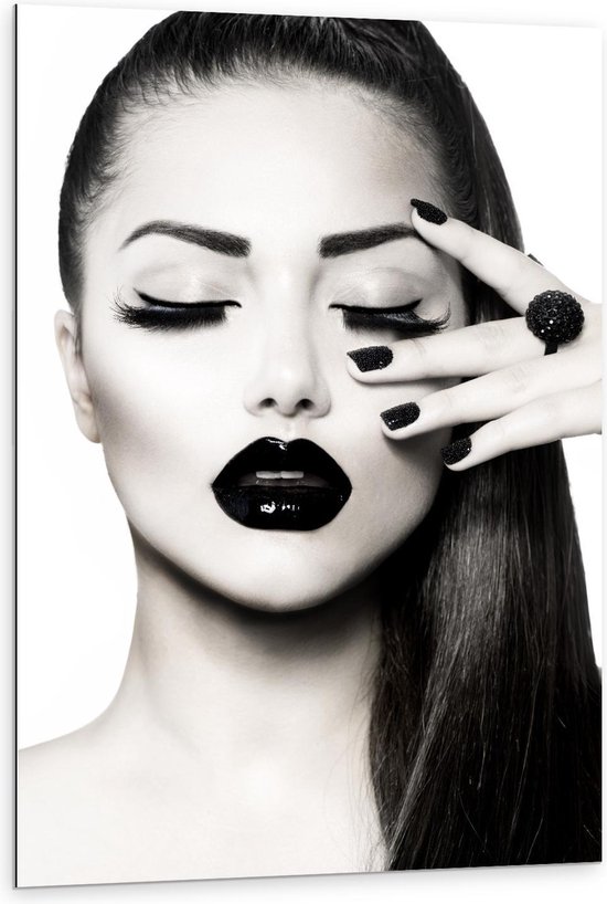 Dibond - Vrouw met Zwarte Make-Up - 80x120cm Foto op Aluminium (Met Ophangsysteem)
