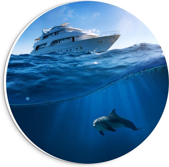 Forex Wandcirkel - Dolfijn zwemmend onder Witte Boot - 20x20cm Foto op Wandcirkel (met ophangsysteem)