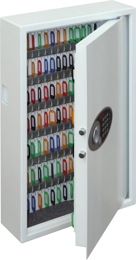 Witte sleutelkast met open deur, gevuld met sleutelhangers in diverse kleuren en nummers.