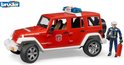Rode brandweerauto Jeep Wrangler met brandweerman, brandblusser en het logo "bruder" linksboven.