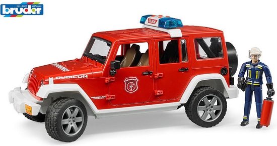 Rode brandweerauto Jeep Wrangler met brandweerman, brandblusser en het logo "bruder" linksboven.
