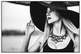 Vrouw met ketting in zwart wit - Foto op Akoestisch paneel - 150 x 100 cm