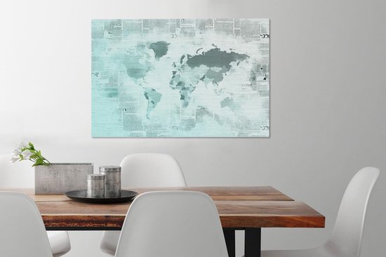 Wereldkaart aux couleurs bleu clair sur fond de papier journal 60x40 cm