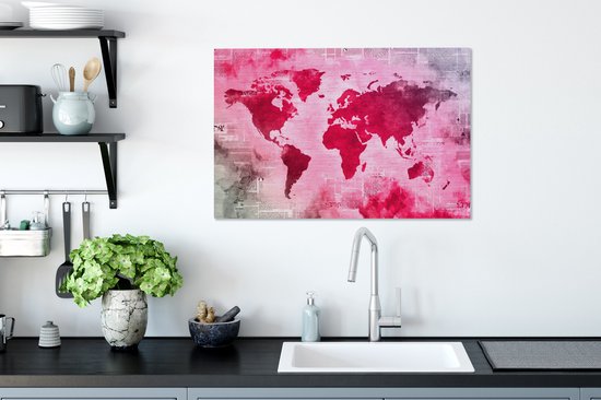 Wereldkaart avec peinture rose vif sur fond avec journal 90x60 cm