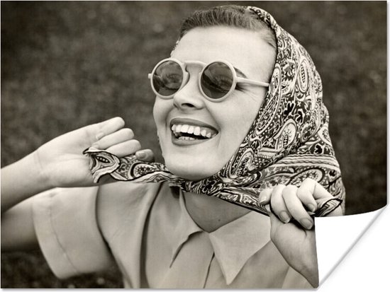 Poster Vintage portrait de femme aux lunettes de soleil papier 160x120 cm -  Tirage... | bol.com