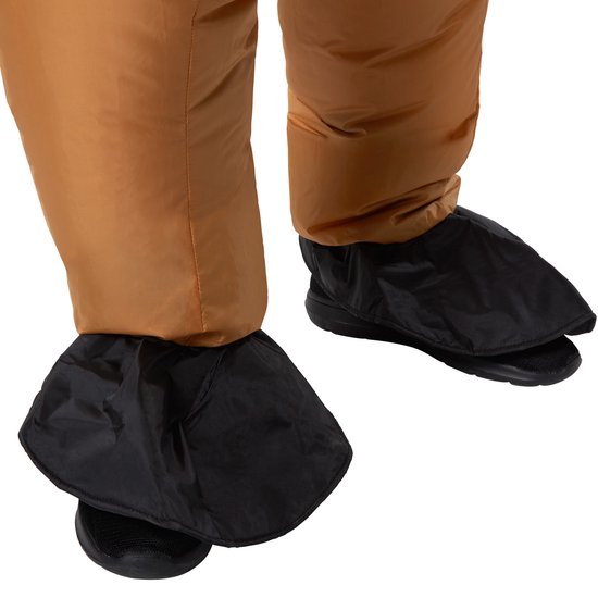 Detail van de onderkant van een opblaasbaar kerstpak: bruine broek met zwarte overschoenen.