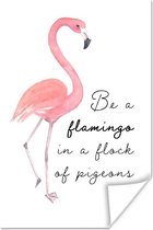 Quote 'Be a flamingo in a flock of pigeons' en een roze flamingo tegen een witte achtergrond 40x60 cm - Foto print op Poster (wanddecoratie woonkamer / slaapkamer)