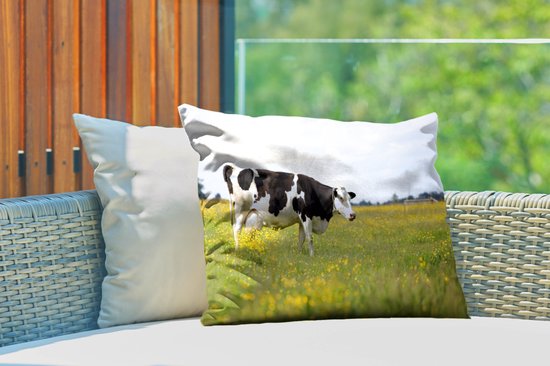 Sierkussen vache frisonne pour l'extérieur - Une vache frisonne entre les fleurs jaunes - 60x40 cm - coussin de jardin rectangulaire résistant aux intempéries / coussin de mobilier de jardin en polyester