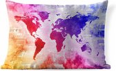 Buitenkussens - Tuin - Wereldkaart met warme verfkleuren op een achtergrond met krantenpapier - 50x30 cm