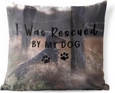 Buitenkussens - Tuin - Honden quote 'I was rescued by my dog' en een achtergrond met een teckel - 40x40 cm