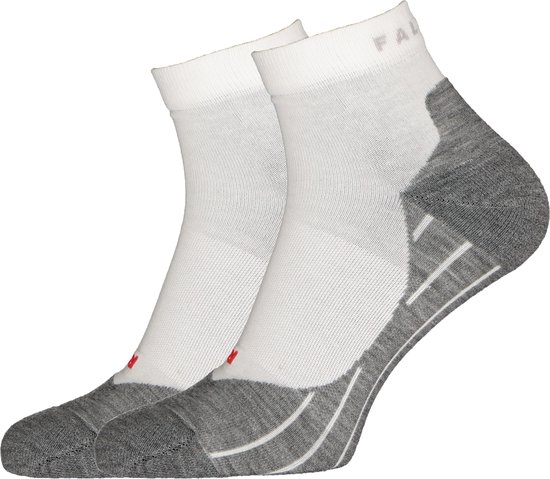 Witte Falke RU4 hardloopsokken met grijze accenten en 'FALKE' logo op de boord.