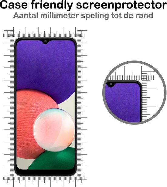 Telefoon met paars en roze bubbel wallpaper, met een liniaal eromheen. Schermprotector ernaast toont millimeters speling.