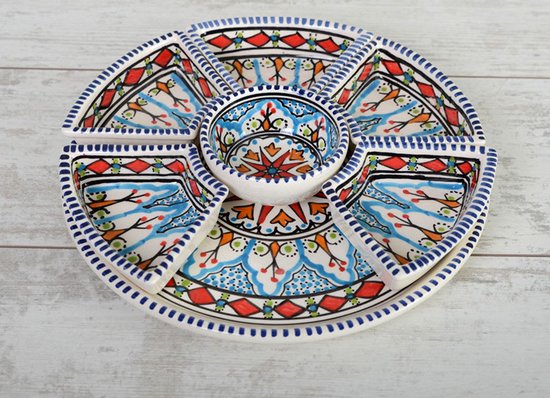 Wit serveerschaaltje met een blauwe, rode en oranje Mehari-print, bestaande uit een centraal kommetje en 6 aparte vakjes.