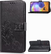 Voor Galaxy A31 vierbladige gesp reliëf gesp mobiele telefoon bescherming lederen tas met lanyard & kaartsleuf & portemonnee & beugel functie (zwart)