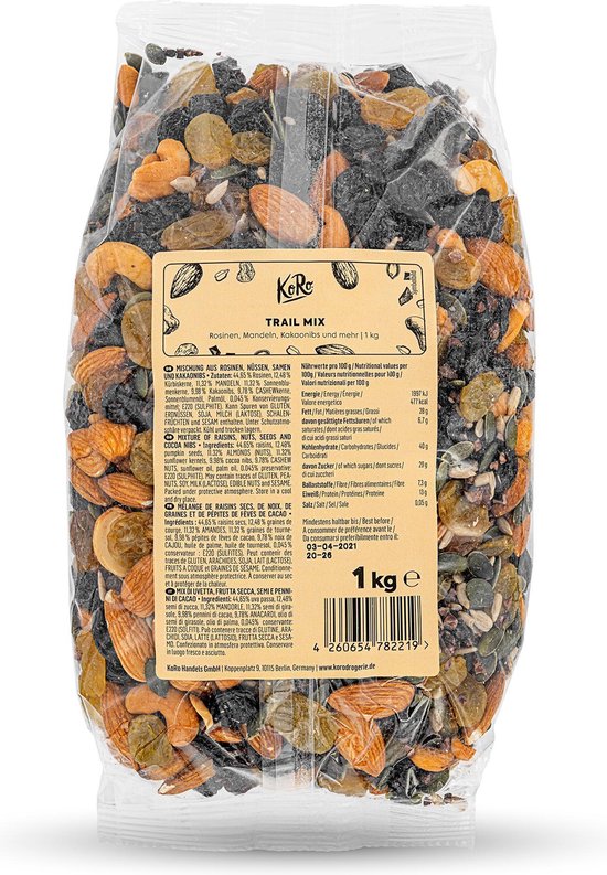 Een grote zak KoRo Trail Mix met daarin zichtbare rozijnen, cashewnoten, amandelen, pompoenpitten en cacaonibs.