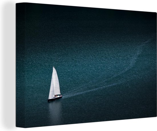 Canvas schilderij 140x90 cm - Wanddecoratie Zeilboot met groot wit zeil op donkerblauwe zee - Muurdecoratie woonkamer - Slaapkamer decoratie - Kamer accessoires - Schilderijen