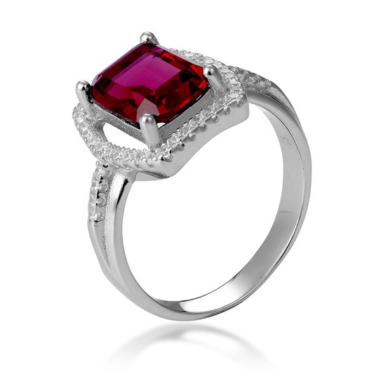 Bague en argent sertie d'une grande pierre rouge et de petites pierres blanches autour.