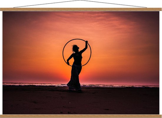 Schoolplaat – Silhouet van Vrouw met Hoepel op het Strand - 120x80cm Foto op Textielposter (Wanddecoratie op Schoolplaat)