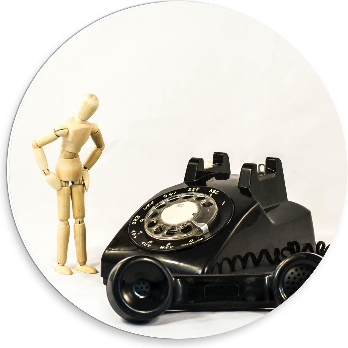 Forex Wandcirkel - Houten Pop starend naar Telefoon - 30x30cm Foto op Wandcirkel (met ophangsysteem)