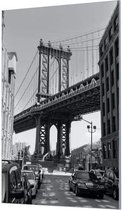 Wandpaneel Brooklyn Bridge vanuit straat zwart wit  | 100 x 150  CM | Zilver frame | Wandgeschroefd (19 mm)