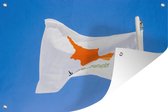 Tuinposters buiten Wapperende vlag van Cyprus met een blauwe hemel - 90x60 cm - Tuindoek - Buitenposter