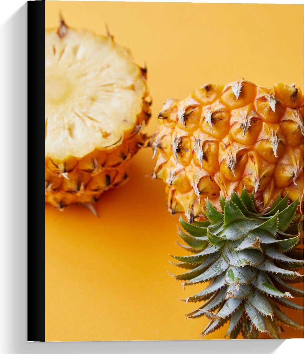 Canvas  - Opengesneden Ananas met Gele Achtergrond - 30x40cm Foto op Canvas Schilderij (Wanddecoratie op Canvas)