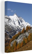 Canvas Schilderij De hoogste berg tijdens de herfst in het Park Hohe Tauern in Oostenrijk - 80x120 cm - Wanddecoratie