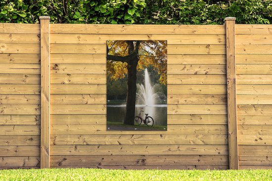 Silhouette d'un vélo devant une fontaine dans le Vondelpark à Amsterdam affiche de jardin 80x120 cm - Toile de jardin / Toile d'extérieur / Peintures d'extérieur (décoration de jardin)
